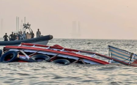 മുംബൈ തീരത്ത് കടത്തുവള്ളവും നാവികസേനയുടെ ബോട്ടും കൂട്ടിയിടിച്ചുണ്ടായ അപകടത്തിൽ കാണാതായ യുവാവിനും കുട്ടിയ്ക്കുമായുള്ള തിരച്ചിൽ തുടരുന്നു