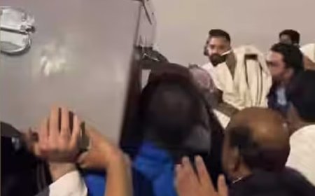 അവസാനയാത്രയിലും താങ്ങായി; ജീവനക്കാരന്‍റെ ശവമഞ്ചം തോളില്‍ ചുമന്ന് യൂസഫലി;  സോഷ്യല്‍ മീഡിയയില്‍ കയ്യടി 