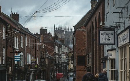 അമേരിക്കയുടെ ചുവടുപിടിച്ച് ചരിത്രത്തിലെ ഏറ്റവും വലിയ നാടുകടത്തലിന് യു.കെ.യും 