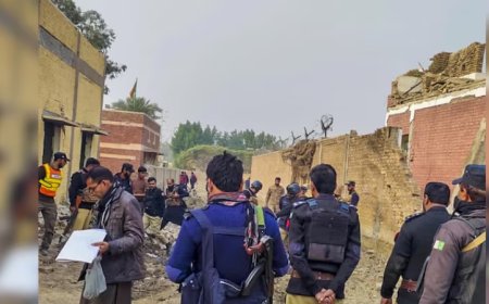 പാകിസ്താനിൽ സൈനിക കേന്ദ്രത്തിനുനേരെ ചാവേറാക്രമണം