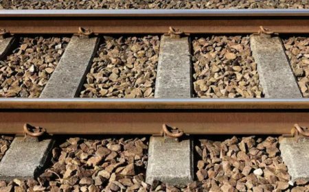 തിരുവനന്തപുരം വർക്കലയിൽ രണ്ടു പേർ ട്രെയിൻ തട്ടി മരിച്ചു