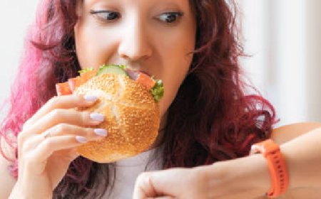 തിടുക്കം കൂട്ടി ഭക്ഷണം കഴിക്കല്ലേ... ആരോഗ്യത്തിന് അത്ര നല്ലതല്ലെന്ന് വിദഗ്ധര്‍