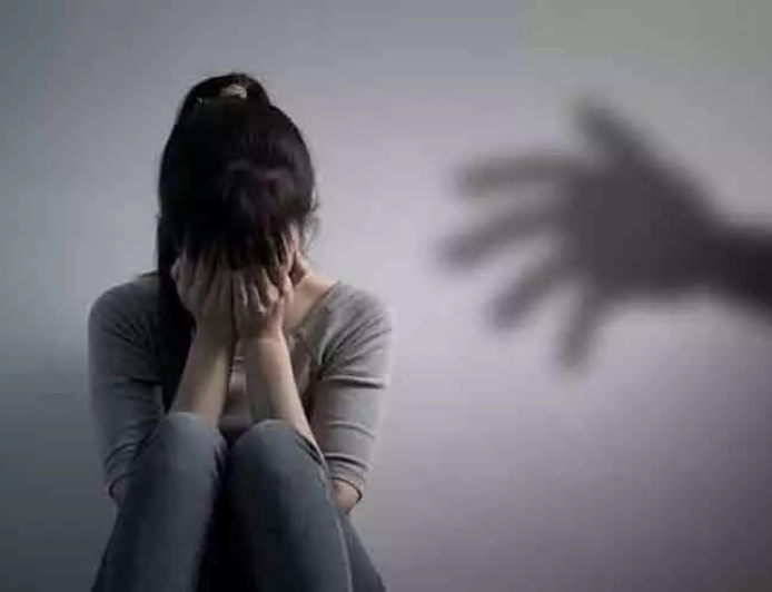 നഗ്നദൃശ്യങ്ങൾ പകർത്തി ബ്ലാക്ക് മെയിലിങ്; പതിനൊന്നാം ക്ലാസുകാരിയെ വിവിധയിടങ്ങളിൽ വച്ച് പീഡിപ്പിച്ച രണ്ട് പേർ അറസ്റ്റിൽ