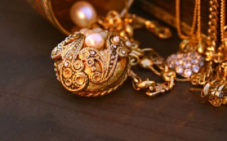 വിഷു ദിനത്തിൽ ക്ഷേത്രത്തില്‍ 20 പവന്‍റെ തിരുവാഭരണം മോഷണം പോയി; കീഴ്ശാന്തി ഒളിവില്‍