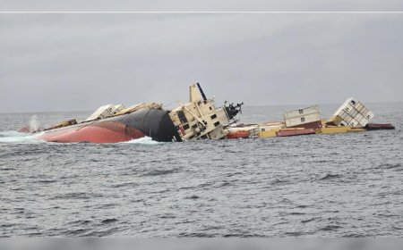 കേരള തീരത്ത് ലൈബീരിയൻ കപ്പൽ മുങ്ങി; 24 ജീവനക്കാരെ നാവികസേന രക്ഷപ്പെടുത്തി