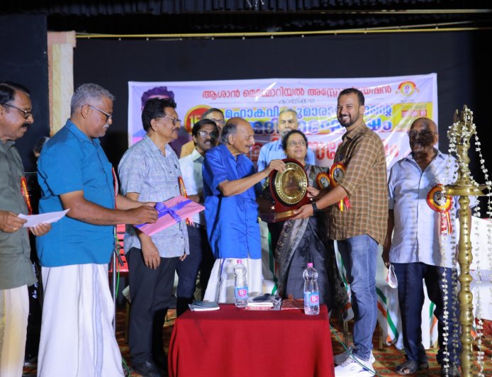 ആശാന്‍ യുവകവി പുരസ്കാരം പി.എസ് ഉണ്ണികൃഷ്ണന് സമ്മാനിച്ചു