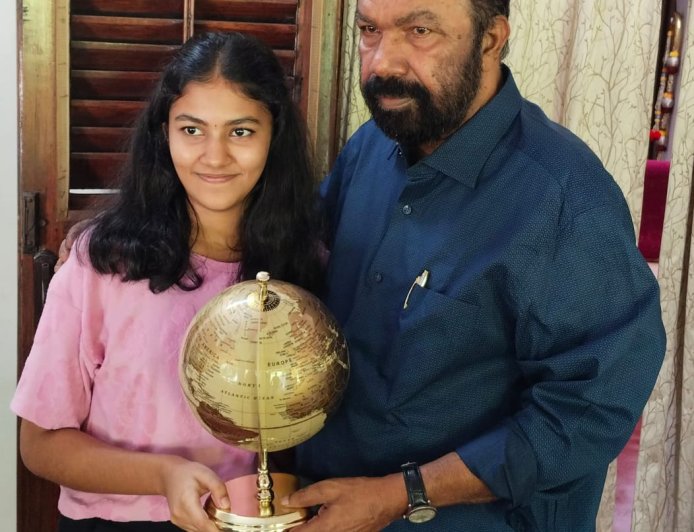 കളർ പെൻസിൽ കൊണ്ട് വിസ്മയം തീർത്ത് മാളവിക