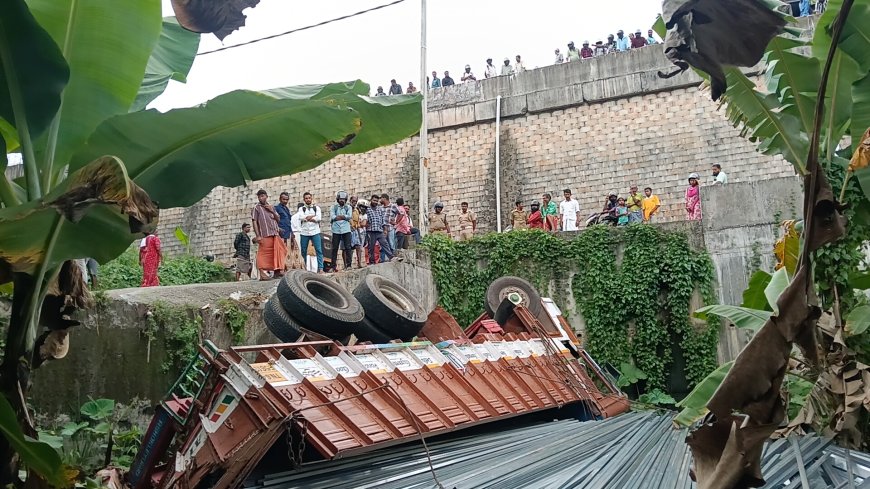 നിയന്ത്രണം വിട്ടു പിന്നോട്ട് ഉരുണ്ട ലോറി വയലിലേക്ക് മറിഞ്ഞു.