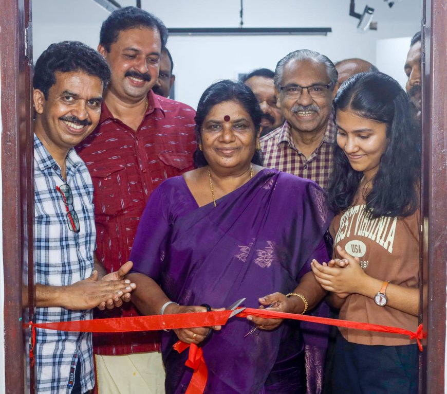കളർ പെൻസിൽ കൊണ്ട് വിസ്മയം തീർത്ത് മാളവിക