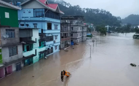 സ്കൂൾ കുട്ടികളുമായി പോയ മിനി ബസ് മിന്നൽ പ്രളയത്തിൽ ഒഴുകിപ്പോയി