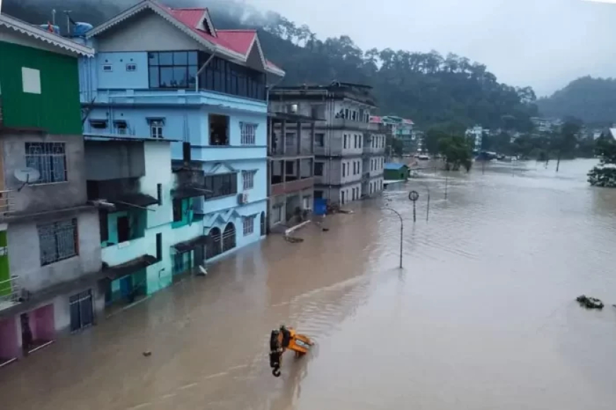 സ്കൂൾ കുട്ടികളുമായി പോയ മിനി ബസ് മിന്നൽ പ്രളയത്തിൽ ഒഴുകിപ്പോയി