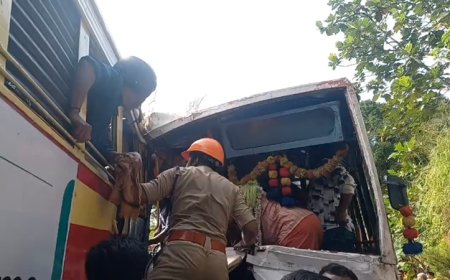 തിരുവനന്തപുരത്ത് കെഎസ്ആർടിസി ബസുകൾ കൂട്ടിയിടിച്ചു വൻ അപകടം; ഡ്രൈവറുടെ നില ഗുരുതരം