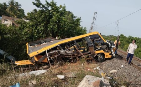 തമിഴ്നാട്ടിൽ സ്കൂൾ ബസ് ട്രെയിനിൽ ഇടിച്ച് അപകടം; അഞ്ച് വിദ്യാർത്ഥികൾ മരിച്ചു