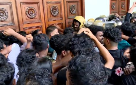 ​ഗവർണർക്കെതിരായ പ്രതിഷേധം; കേരളാ സർവകലാശാല ആസ്ഥാനത്ത് എസ്എഫ്ഐയുടെ വൻ പ്രതിഷേധം