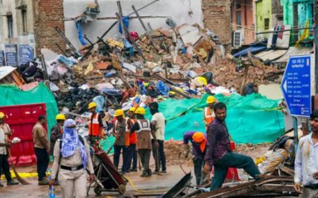 ഡൽഹിയിൽ നാലുനില കെട്ടിടം തകർന്നുവീണു