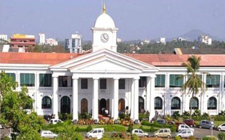 സെക്രട്ടറിയേറ്റിൽ വനിതാ പോലീസ് ഉദ്യോഗസ്ഥയെ പാമ്പുകടിച്ചു