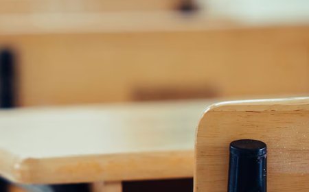 തൃശൂരിലെ സ്കൂളിലെ ക്ലാസ് മുറിയില്‍ പാമ്പിന്‍ കുഞ്ഞിനെ കണ്ടെത്തി