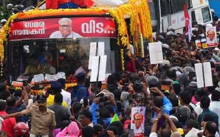 കനത്ത മഴയെ പോലും അവഗണിച്ച് സ്ത്രീകളും കുട്ടികളും; വി.എസിന്‍റെ മൃതദേഹം വഹിച്ചുള്ള വിലാപയാത്ര ആലപ്പുഴ ജില്ലയിലേക്ക് പ്രവേശിച്ചു 