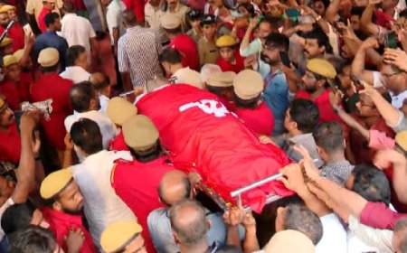 പെരുമഴയെ തോല്‍പ്പിച്ചും ജനക്കൂട്ടം, 'കണ്ണേ കരളേ' മുദ്രാവാക്യങ്ങളുമായി തെരുവുകളെ നൊമ്പര കടലാക്കി 