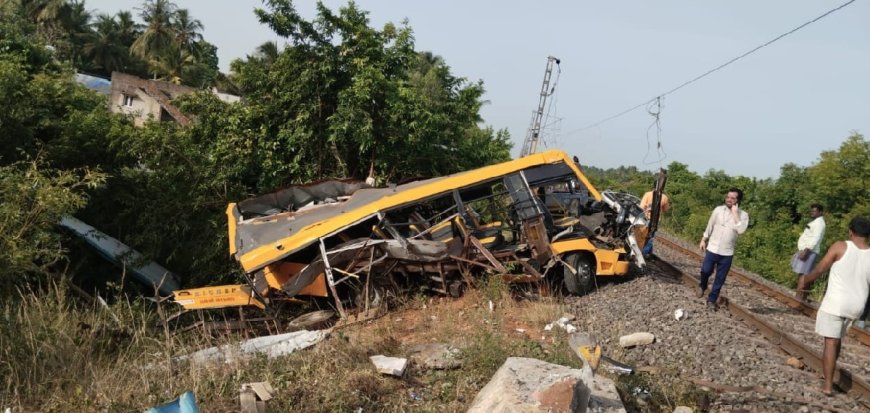 തമിഴ്നാട്ടിൽ സ്കൂൾ ബസ് ട്രെയിനിൽ ഇടിച്ച് അപകടം; അഞ്ച് വിദ്യാർത്ഥികൾ മരിച്ചു