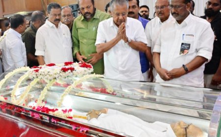 പ്രൊഫ. എം.കെ. സാനുവിന് അന്തിമോപചാരം അര്‍പ്പിച്ച് മുഖ്യമന്ത്രി പിണറായി വിജയന്‍