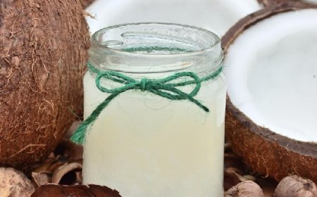 ഉപഭോക്താക്കൾക്ക് ആശ്വാസം; വെളിച്ചെണ്ണ വില താഴേക്ക്, കൊപ്രയ്ക്കും നാളികേരത്തിനും വില കുറഞ്ഞു