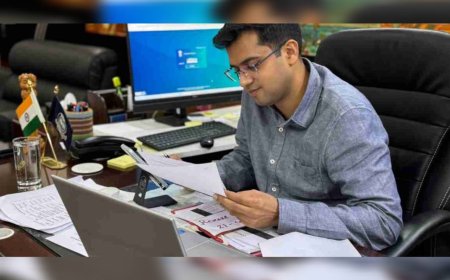 വീഡിയോ കോളിലൂടെ കോഴിക്കോട് കോര്‍പ്പറേഷനിലെ വോട്ടറായി ജില്ലാ കലക്ടര്‍ 