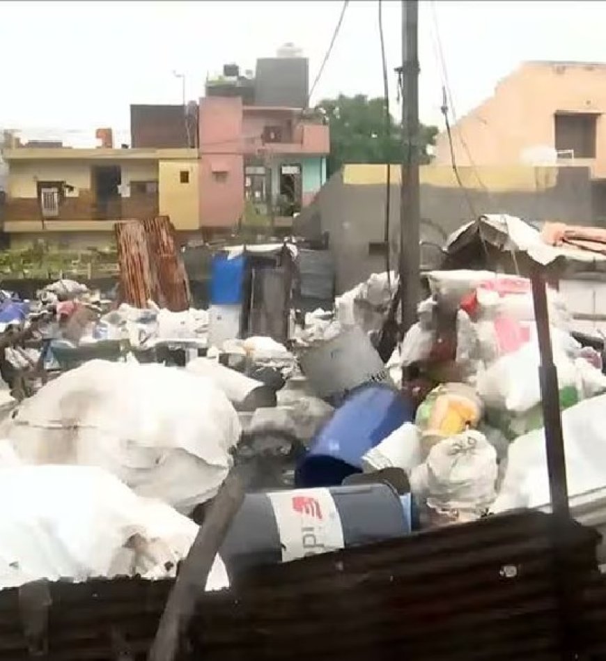 കനത്ത മഴ: ഡല്ഹിയില് ക്ഷേത്രമതില് ഇടിഞ്ഞുവീണ് ഒരു കുടുംബത്തിലെ ഏഴുപേര് മരിച്ചു