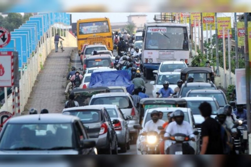 കൊച്ചി നഗരത്തിലെ ഗതാഗതകുരുക്ക്; സിഗ്നല് ലൈറ്റ് ഓഫാക്കി പോലീസുകാര് നേരിട്ടിറങ്ങണമെന്ന് ഹൈക്കോടതി