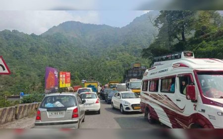 പൂജ, ദസറ; താമരശ്ശേരി ചുരത്തിൽ രൂക്ഷമായ ഗതാഗതക്കുരുക്ക്