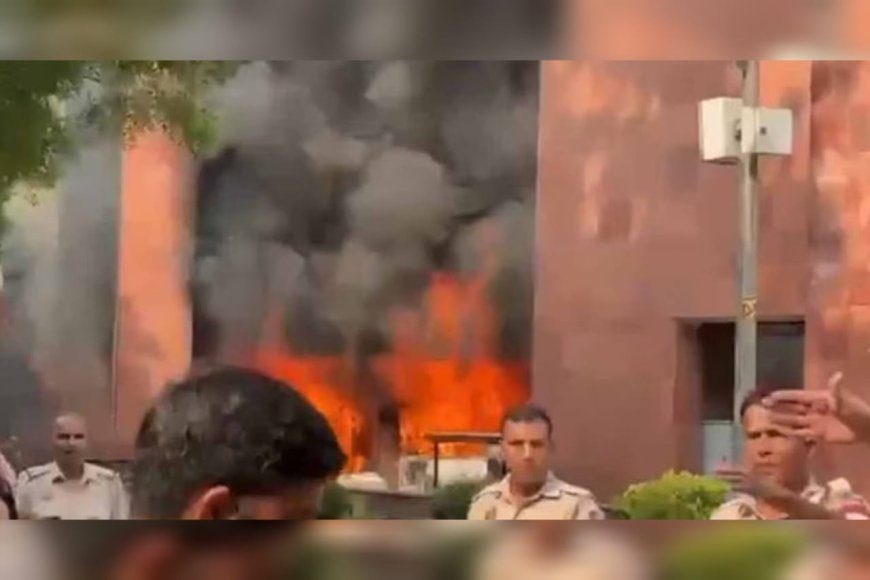 ഡൽഹിയിലെ എംപിമാരുടെ ഫ്ലാറ്റിൽ തീപിടിത്തം