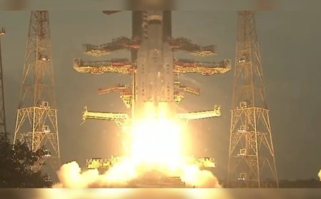 കുതിച്ചുയര്‍ന്ന് ഐഎസ്ആര്‍ഒയുടെ എൽവിഎം 3; വിക്ഷേപണം വിജയം