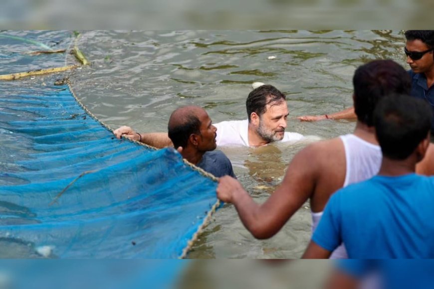 ബിഹാർ തെരഞ്ഞെടുപ്പ് പ്രചാരണത്തിനിടെ രാഹുൽ ഗാന്ധി കുളത്തിലിറങ്ങി മീൻ പിടിച്ചു