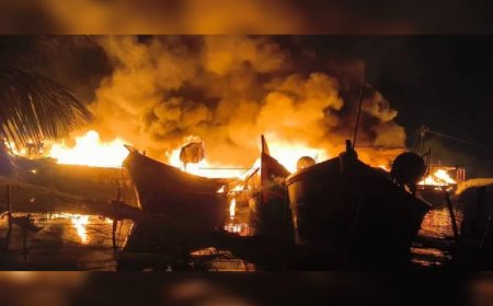 കൊല്ലത്ത് കായലിൽ കെട്ടിയിട്ടിരുന്ന ബോട്ടുകൾക്ക് തീ പിടിച്ചു