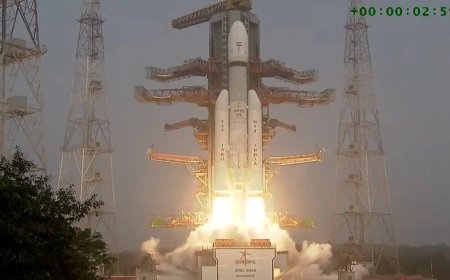 ഐ.എസ്.ആര്‍.ഒയുടെ 'ബാഹുബലി' കുതിച്ചു; ബഹിരാകാശത്തുനിന്ന് മൊബൈലിലേക്ക് നേരിട്ട് ഇന്റർനെറ്റ്!