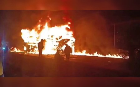 കർണാടകയിൽ ലോറിയുമായി കൂട്ടിയിടിച്ച് സ്വകാര്യ ബസിന് തീപിടിച്ചു; 10 പേർ മരിച്ചു