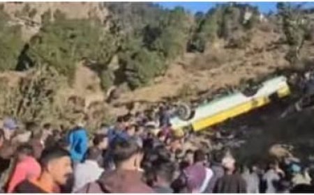 ഹിമാചലിൽ യാത്രാബസ് കൊക്കയിലേക്ക് മറിഞ്ഞു; എട്ട് മരണം, നിരവധി പേർക്ക് പരിക്ക്