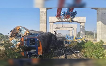 തായ്‌ലൻഡിൽ ട്രെയിനിന് മുകളിലേക്ക് ക്രെയ്ൻ തകർന്ന് വീണു