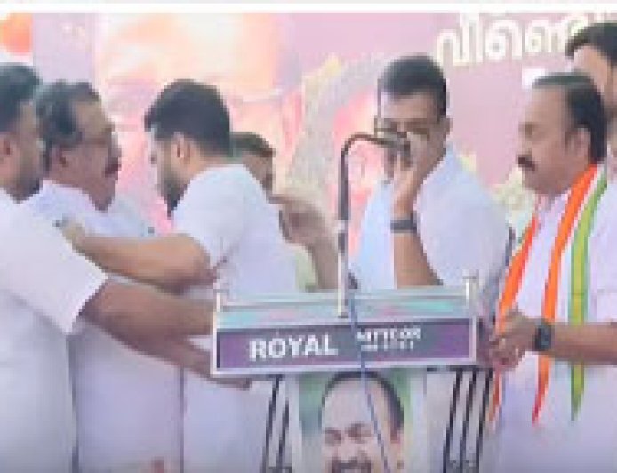 വിഡി സതീശന്‍റെ പുതുയു​ഗ യാത്രാ സ്വീകരണ വേദിയിൽ ഉന്തു തള്ളും; മുല്ലപ്പള്ളി താഴെ വീണു, സ്വാ​ഗത പ്രാസം​ഗികനെ തള്ളിമാറ്റി ഷാഫി