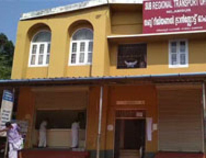 നിലമ്പൂര്‍ ആര്‍ ടി ഒ ഓഫീസിൽ വിജിലൻസ് റെയ്ഡ്