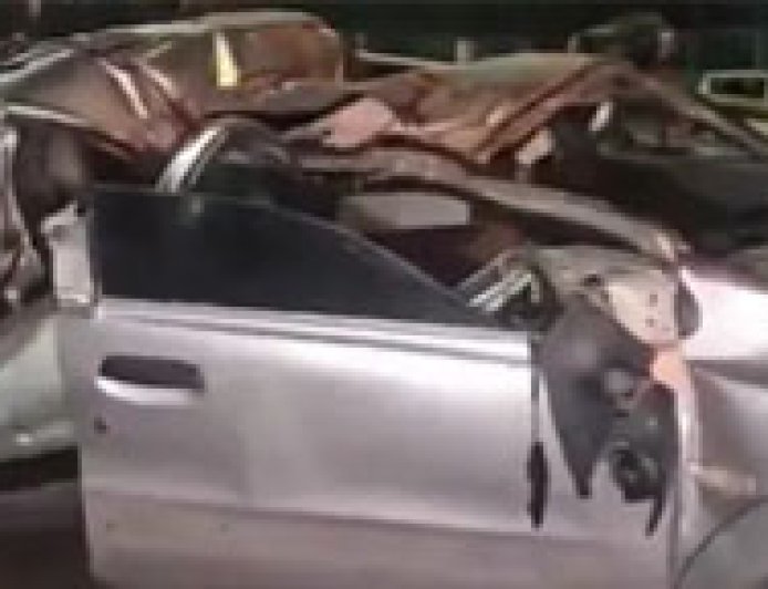 വൻ അപകടം; അഞ്ച് യാത്രക്കാരുമായി പോയ കാർ മീഡിയനിലും ബസിലും ഇടിച്ച് തകർന്നു, അഞ്ച് പേർക്ക് ദാരുണാന്ത്യം