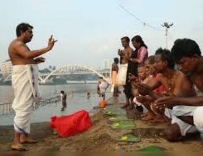 ആലുവ മണപ്പുറത്ത് ജനസാഗരം; പിതൃപുണ്യം തേടി ലക്ഷങ്ങൾ ബലിതർപ്പണം നടത്തി