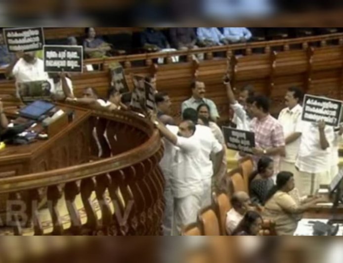 ശബരിമല സ്വർണക്കൊള്ള: നിയമസഭയിൽ പ്രതിപക്ഷ പ്രതിഷേധം; സഭ പിരിഞ്ഞു