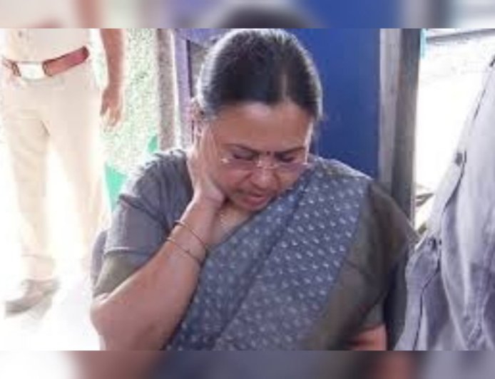 കണ്ണൂരിൽ പ്രതിഷേധത്തിനിടെ ആരോഗ്യമന്ത്രിയ്ക്ക് പരിക്ക്; ആശുപത്രിയിലേക്ക് മാറ്റി