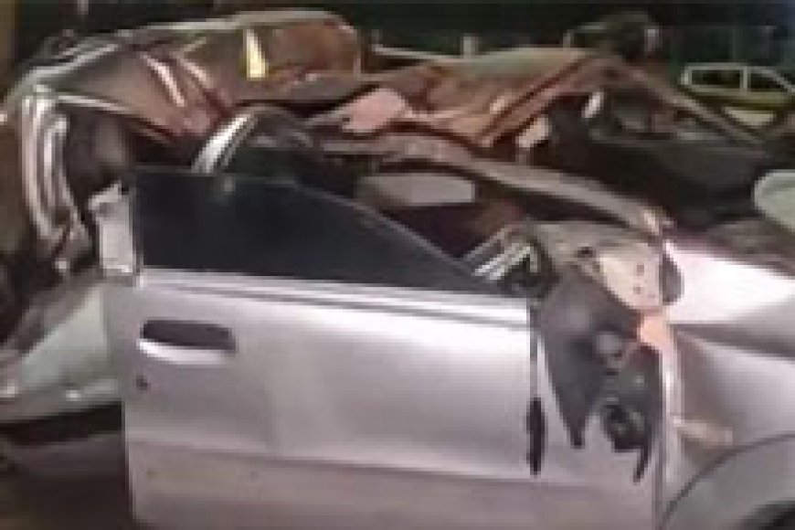 വൻ അപകടം; അഞ്ച് യാത്രക്കാരുമായി പോയ കാർ മീഡിയനിലും ബസിലും ഇടിച്ച് തകർന്നു, അഞ്ച് പേർക്ക് ദാരുണാന്ത്യം