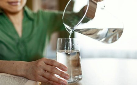 വെള്ളം കുടിക്കുമ്പോഴും വേണം ജാഗ്രത; ധൃതിപ്പെട്ട് കുടിക്കുന്നത് ആരോഗ്യത്തിന് ഭീഷണിയായേക്കാം