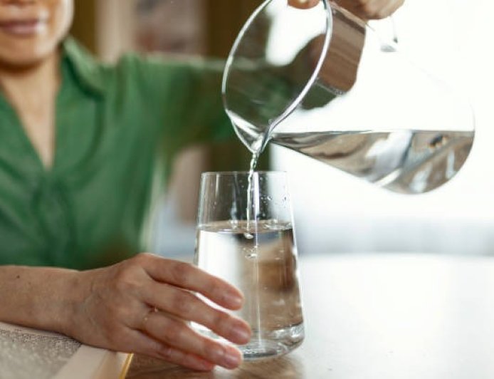 വെള്ളം കുടിക്കുമ്പോഴും വേണം ജാഗ്രത; ധൃതിപ്പെട്ട് കുടിക്കുന്നത് ആരോഗ്യത്തിന് ഭീഷണിയായേക്കാം