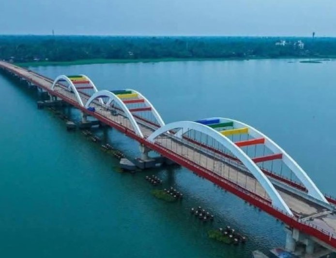 പെരുമ്പളം പാലം മുഖ്യമന്ത്രി ഉദ്ഘാടനം ചെയ്തു; 1157 മീറ്റർ നീളം, കിഫ്ബി വഴി 106 കോടി