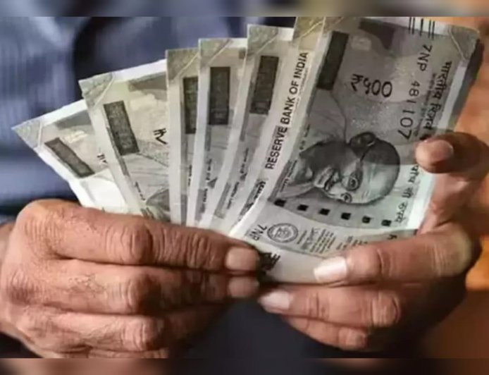 വിഷു കൈനീട്ടമായി ഇരട്ട പെൻഷൻ; മാർച്ച്, ഏപ്രിൽ മാസങ്ങളിലെ തുക ഈ മാസം തന്നെ നൽകും