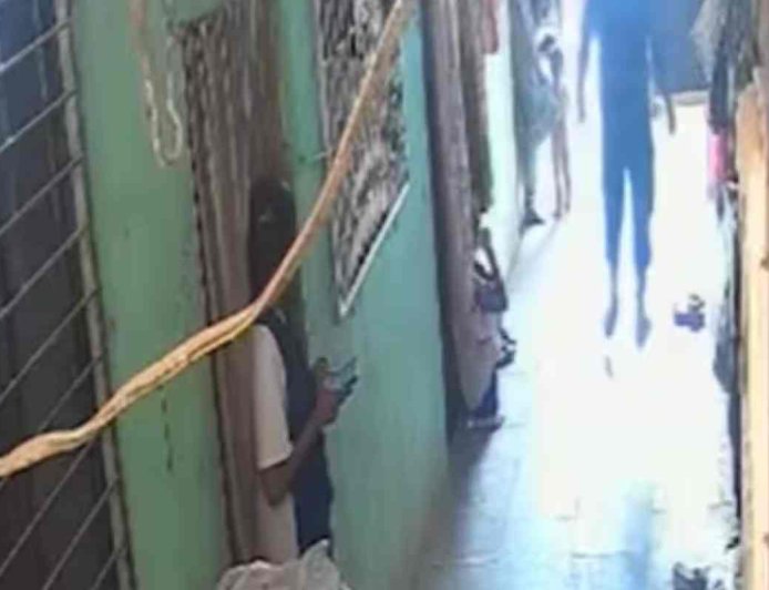 മുംബൈയിൽ യുവതിക്ക് നേരെ ലൈംഗികാതിക്രമ ശ്രമം; അക്രമികൾക്ക് നേരെ വെടിയുതിർത്ത് മലയാളി; ഒരാൾ കൊല്ലപ്പെട്ടു